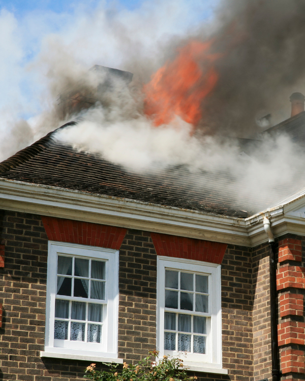 Intérieur de maison avec cheminée incendié en attente de ramonage à Lyon.